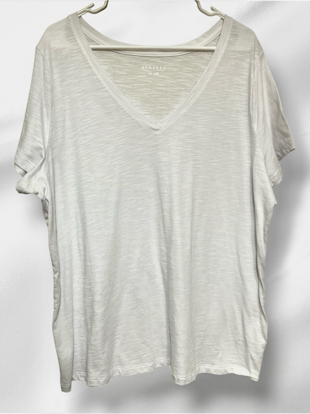 Ava & Viv Slub V-Neck White Tee  SIZE 2X NWOT Pure white no yellow.